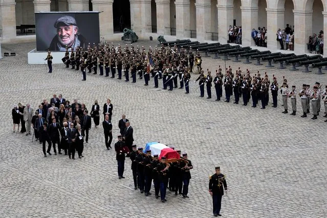 Republican Guards carry the coffin of Jean-Paul Belmondo after a tribute ceremony for the late French actor at the Hotel des Invalides, Thursday, September 9 2021 in Paris. The tributes for the star of iconic French New Wave film “Breathless” reflect his prominent role in France's cultural world and in living rooms, where families gathered around his films. Belmondo, whose crooked boxer's nose and rakish grin made him one of the country's most recognizable leading men, died at 88 earlier this week. (Photo by Michel Euler/AP Photo)