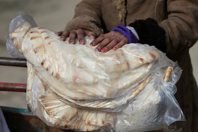 A woman carries bread in Aleppo, Syria January 30, 2017. (Photo by Ali Hashisho/Reuters)
