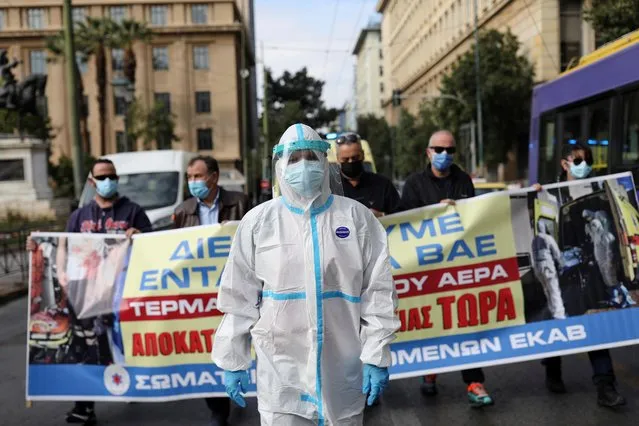 A health worker wearing personal protective equipment walks during a health sector workers' protest as Greek hospitals are under pressure due to escalating coronavirus disease (COVID-19) cases, in Athens, Greece, November 15, 2021. (Photo by Louiza Vradi/Reuters)