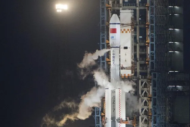 A Long March 7 orbital launch vehicle carrying China's cargo spacecraft Tianzhou-1 is seen shortly before lift off from its launch pad at the Wenchang Space Launch Centre in Wenchang, southern China's Hainan Province, on April 20, 2017. A Chinese rocket successfully sent the country's first cargo spacecraft, Tianzhou-1, into space from the southern island province of Hainan on April 20. (Photo by Fred Dufour/AFP Photo)