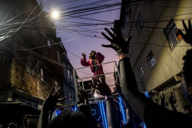 Artist Preta Queenb Rull performs during an LGBT+ artistic show entitled “Noite das Estrelas” or the Night of the Stars, at the Mare Favela complex, in Rio de Janeiro, Brazil, Sunday, June 25, 2023. The show which honors the LGBT+ movements of the 1980s and 1990s, travels through the streets and occupies cultural facilities in the community. (Photo by Bruna Prado/AP Photo)