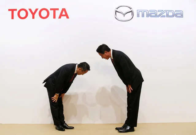 Toyota Motor President Akio Toyoda and Mazda Motor President Masamichi Kogai bow at a joint news conference in Tokyo, Japan August 4, 2017. (Photo by Kim Kyung-Hoon/Reuters)