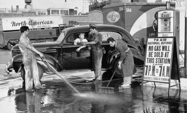 This motorist could get plenty of water and air if he wished, but no gasoline in New York, August 3, 1941. He pulled into this station, asked the attendant to “fill er up”, but was informed that the station was closed, observing the dawn to dusk blackout which shut down 100,000 stations on the east coast at 7 p.m., to conserve petroleum products. (Photo by John Rooney/AP Photo)