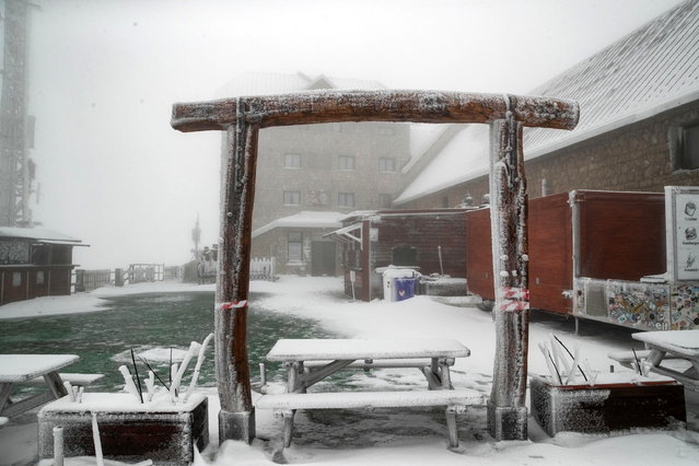 A view of a landscape covered in snow in Campo Imperatore, in the Gran Sasso massif, L'Aquila, Italy, 04 November 2023. The first snow of the season fell overnight. (Photo by Emanuele Valeri/EPA)