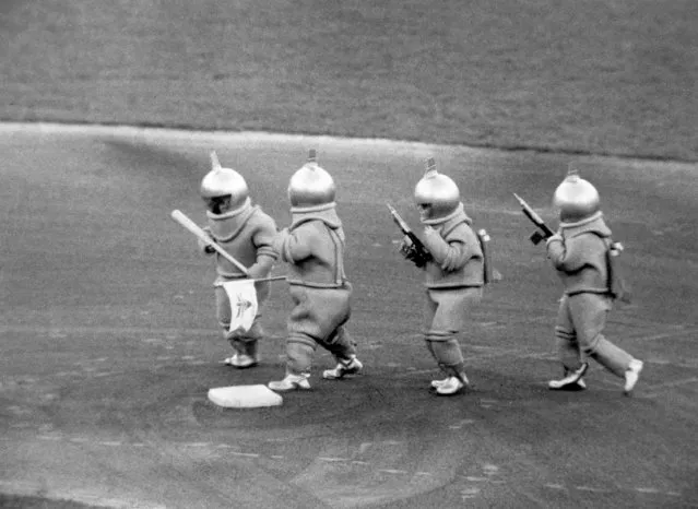 Four midgets wearing space suits landed by helicopter on the baseball diamond at Chicago's Comisky Park on May 26, 1959. They advanced on the White Sox dugout with ray guns before the start of the game with the Cleveland Indians. The stunt was put on by Indians' owner Bill Veeck who once used a midget in the lineup when he was running the St. Louis Browns baseball team.  One of the men in space suits was three-foot, seven-inch Eddie Gaedel who pinch-hit for St. Louis in 1951. (Photo by AP Photo)
