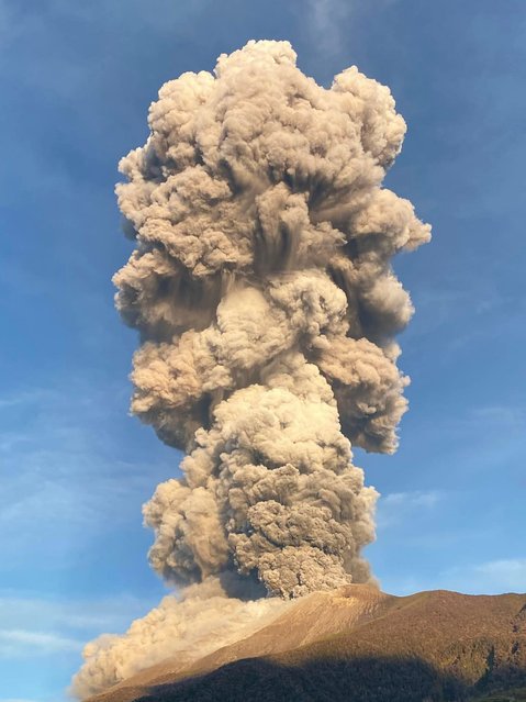 Mount Kanlaon spews volcanic material on the island of Negros, the Philippines, April 8, 2025. An explosive eruption rocked Mount Kanlaon in the central Philippines on Tuesday morning, the Philippine Institute of Volcanology and Seismology said. In an advisory, the institute said the eruption “is producing a voluminous bent plume approximately 4,000 meters tall drifting southwest”. (Photo by Handout via Xinhua/Alamy Live News)