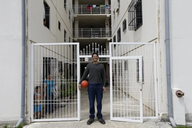 Jeison Rodriguez (C), 19, the living person with the largest feet in the world, poses for a picture at his house in Maracay, Venezuela, October 14, 2015. (Photo by Carlos Garcia Rawlins/Reuters)