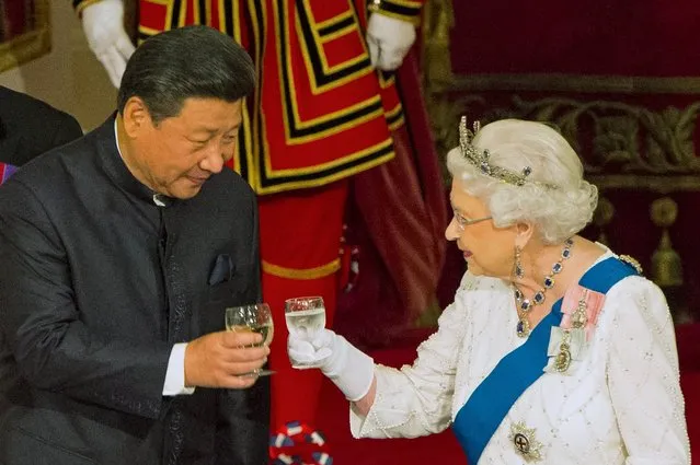 Chinese President Xi Jinping with Queen Elizabeth II at a state banquet at Buckingham Palace, London, during the first day of his state visit to Britain on Tuesday October 20, 2015. (Photo by Dominic Lipinski/Reuters)