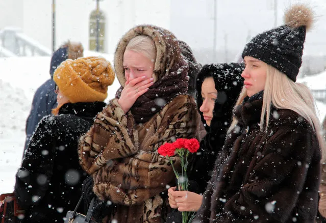 People gather in Magadan' s Sobornaya Square in Magadan, Russia on March 27, 2018 to mourn the victims of the March 25 fire at the Zimnyaya Vishnya (Winter Cherry) shopping centre killing at least 64, many of them children. in Kemerovo. (Photo by Viktoria Drachkova/TASS)