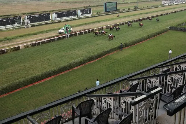 Horses run past empty stands on the first day of pre winter match at Royal Calcutta Turf Club, amidst the spread of the coronavirus disease (COVID-19), in Kolkata, India, November 24, 2020. (Photo by Rupak De Chowdhuri/Reuters)