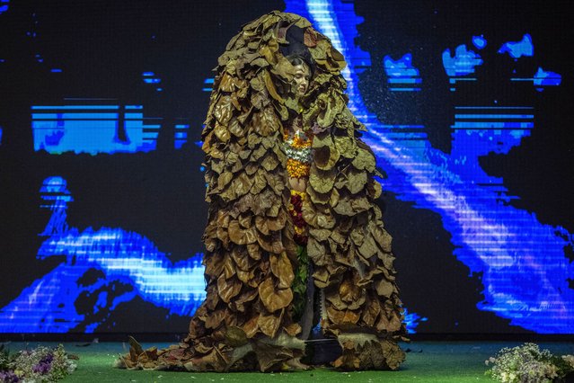 A model presents a creation by Colombian designer Angela Ruiz made with organic elements during the BioFashion Show in the framework of the COP16 summit in Cali, Colombia, on October 26, 2024. BioFashion is an environmental initiative that seeks to create awareness about the preservation and management of natural resources where new designers develop dresses made with living plants, flowers, and organic elements. (Photo by Luis Acosta/AFP Photo)