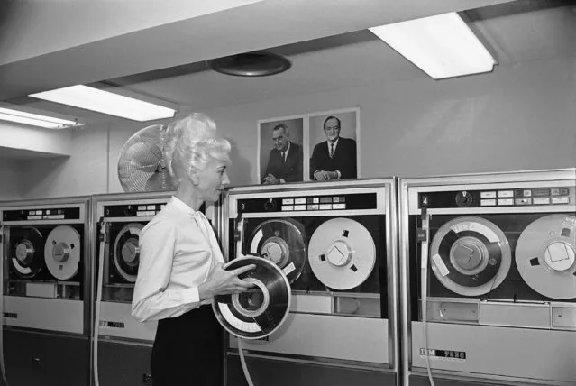 The democrats have unveiled in Washington a new look in political machines – a humming, light – winking computer programmed to handle a wide assortment of chores connected with the field of politics. Mrs. Beatrice Louloudis of Silver Spring, Md., manager of data processing with the machine at Democratic National Committee headquarters, December 8, 1965. (Photo by AP Photo)