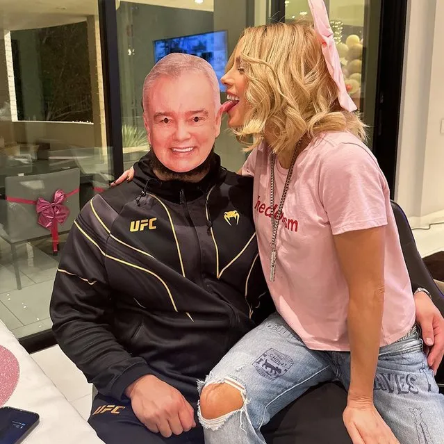 English actress Kate Beckinsale in the last decade of December  2023 danced around with a cutout of Irish broadcaster Eamonn Holmes. (Photo by katebeckinsale/Instagram)