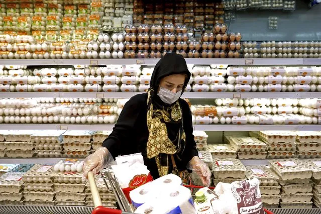 A woman shops in a supermarket in north Tehran, Iran, Saturday, September 25, 2021. (Photo by Ebrahim Noroozi/AP Photo)