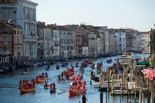 People dressed as Santa Claus row during a Christmas regatta along the Grand Canal in Venice, Italy on December 18, 2022. (Photo by Manuel Silvestri/Reuters)
