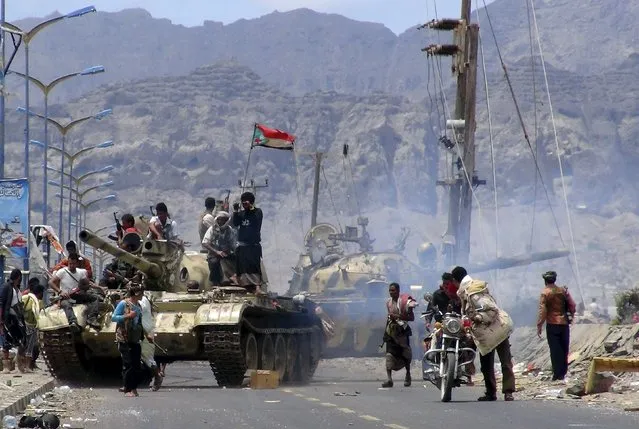 Southern Popular Resistance fighters gather on a road during fighting against Houthi fighters in Yemen's southern city of Aden May 3, 2015. (Photo by Reuters/Stringer)