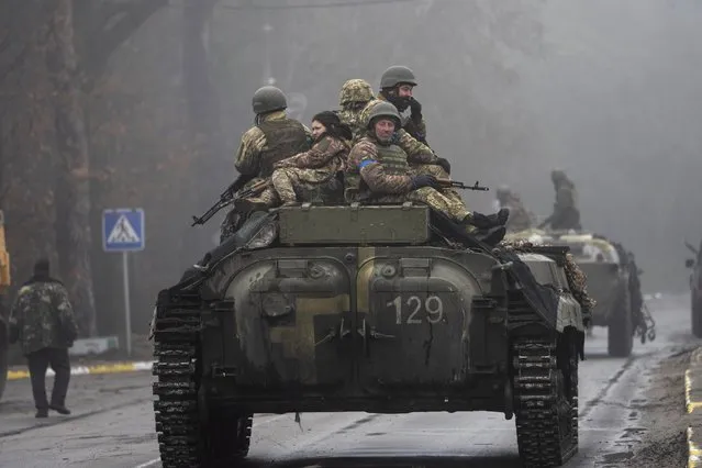 Ukrainian army soldiers take part in a military sweep to search for possible remnants of Russian troops after their withdrawal from villages in the outskirts of Kyiv, Ukraine, Friday, April 1, 2022. (Photo by Rodrigo Abd/AP Photo)