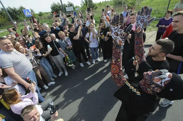 Ukraine's Kalush Orchestra, winner of the Eurovision Song Contest, perform for fans in Krakovets, at the Ukraine border with Poland, Monday, May 16, 2022. (Photo by Mykola Tys/AP Photo)