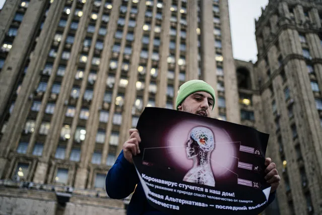 An environmental activist pickets in front of the Russian Foreign Ministry headquarters demanding a thorough screening of passengers arriving from Southeast Asia to protect against the spread of the coronavirus which originated in the Chinese city of Wuhan, in Moscow on January 24, 2020. (Photo by Dimitar Dilkoff/AFP Photo)