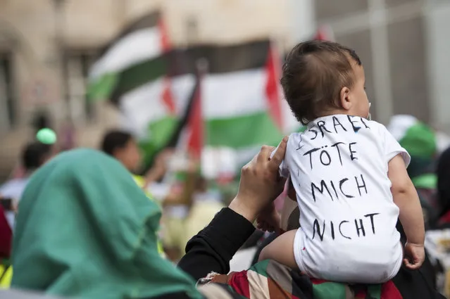 A woman carries a baby with shirt that reads, “Israel don't kill me”, during a demonstration supporting Palestine, in Berlin July 22, 2014. (Photo by Steffi Loos/Reuters)
