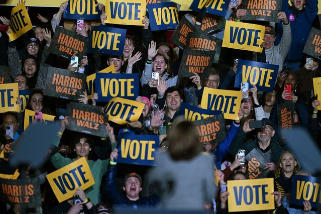 US Vice President and Democratic presidential nominee Kamala Harris thanks the crowd behind the stage at her campaign rally at Burns Park in Ann Arbor, Michigan, USA, 28 October 2024. Harris is running against former US president and Republican presidential nominee Donald Trump and the United States will hold its election on 05 November 2024. (Photo by Lon Horwedel/EPA/EFE)