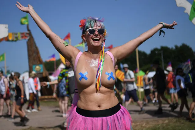 Paula Corsini, 31, from Brazil poses at Glastonbury Festival in Pilton, Britain, 27 June 2019. Glastonbury Festival of Contemporary Performing Arts is a five-day festival running from 26 to 30 June. (Photo by Neil Hall/EPA/EFE)