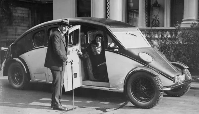 The R-100 Streamline car with its designer Sir Denniston Burney, 1931. (Photo by Evening Standard)