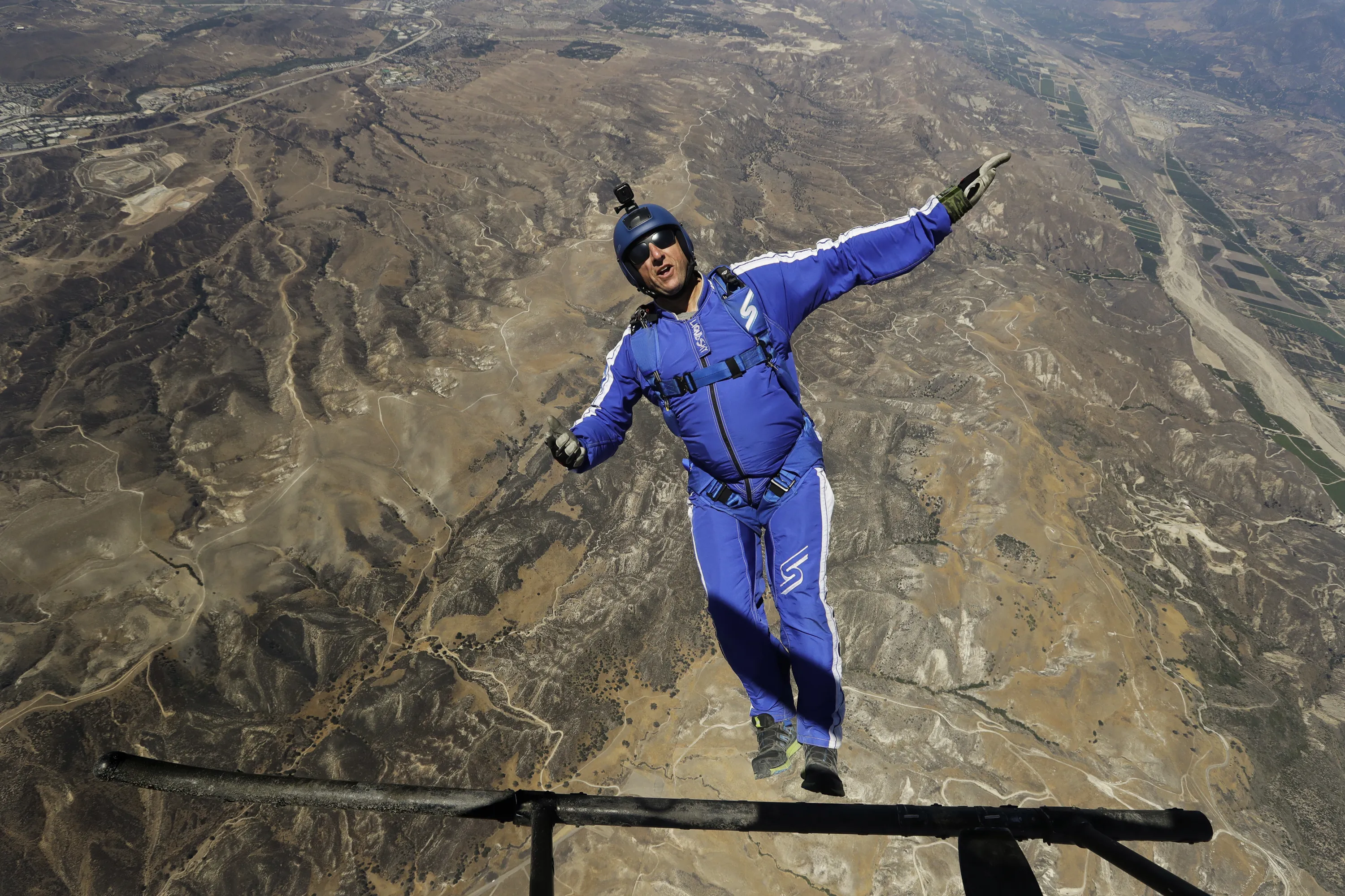 На высоте двухсот метров. Люк Эйкинс. Люк Айкинс прыжок. Люк Эйкинс прыжок без парашюта. Люк Айкинс американский лётчик.