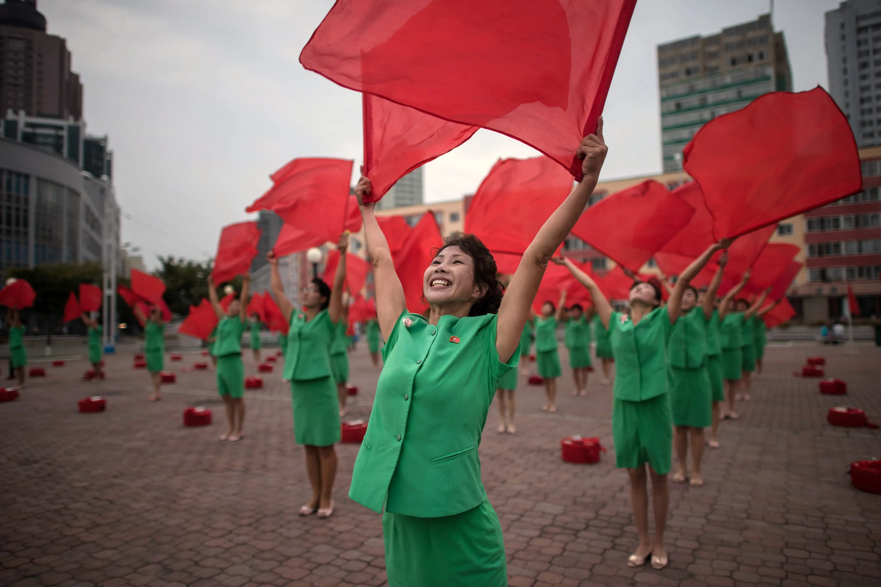 Население северной кореи на 2023 численность населения. КНДР рай. Северная Корея столица Пхеньян. Северная Корея Пхеньян люди. Северная Корея счастливые люди.