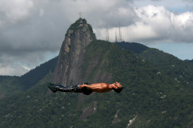 An acrobat from Circo del Sol in action during a presentation at the tourist hill of Urca, in Rio de Janeiro, Brazil, 10 January 2018. The fall of an acrobat, which resulted in injuries to one leg, forced the suspension of a brief exhibition of the Circus of the Sun at the popular Pao de Açucar, in Rio de Janeiro. The accident occurred when a group of circus acrobats developed a number with a scale and one of its members was injured in one leg when falling on a mat after a jump into the air. (Photo by Marcelo Sayao/EPA/EFE)