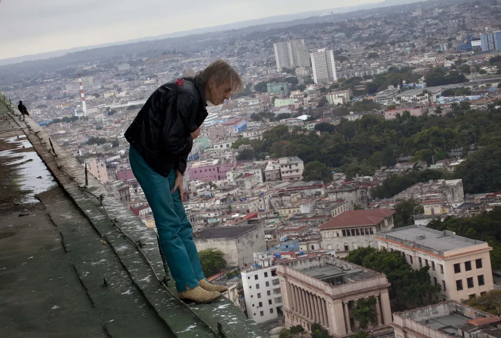 French “Spiderman” Alain Robert Climbs Again, this Time a Hotel in Havana