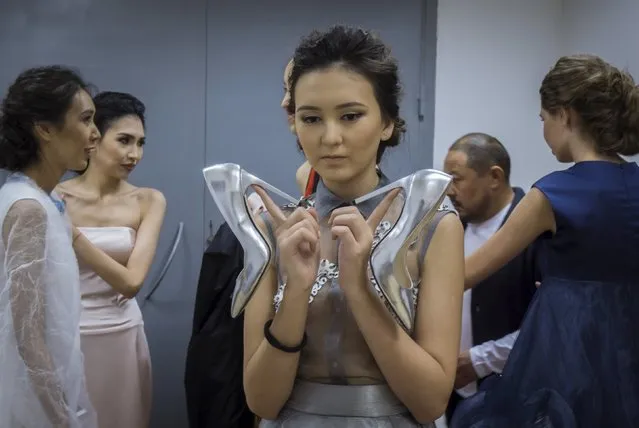 Models wait backstage during Kazakhstan Fashion Week in Almaty, Kazakhstan, October 15, 2015. (Photo by Shamil Zhumatov/Reuters)