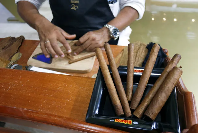 Master roller Jhusat Hernandez Batista rolls a cigar during the opening of the XX Habanos Festival in Havana, Cuba on February 27, 2018. (Photo by Reuters/Stringer)