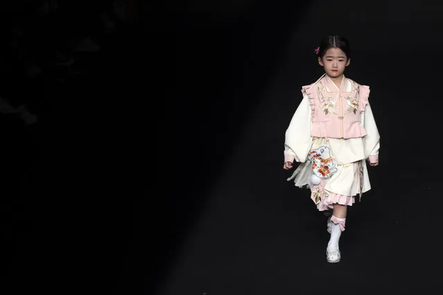 A model presents a creation from the JianShangYun collection by Chinese designer Shuo Jiang at China Fashion Week in Beijing, Thursday, March 30, 2023. (Photo by Mark Schiefelbein/AP Photo)