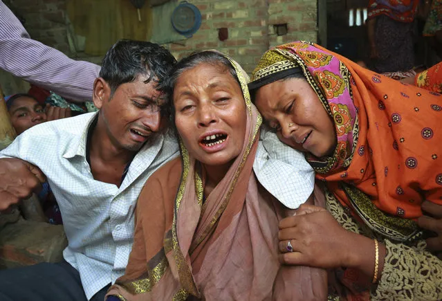 Relatives of people killed when an unidentified gunmen attacked a mosque during evening prayers on Thursday grieve before their funeral in Bangladesh's Bogra district, Friday, November 27, 2015. Thursday's attack follows a wave of deadly assaults in 2015 on foreigners, secular writers and the Shiite community in the country. (Photo by AP Photo)