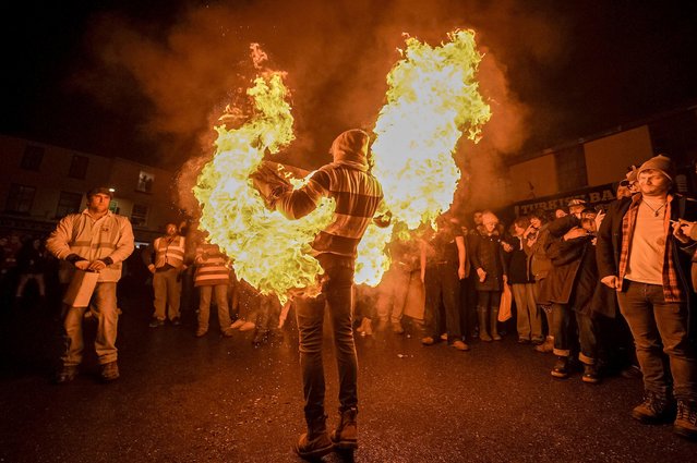 Ottery St Mary Tar Barrel Festival in Devon, UK on November 5, 2025. The annual tradition, which is over 400 years old, sees competitors (who must have been born in the town to take part) running with tar soaked burning barrels on their backs through the village, until the heat becomes too unbearable or the barrel breaks down. (Photo by Guy Corbishley/Alamy Live News)