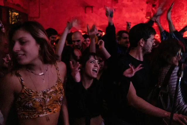 People dance and party in a nightclub, following the outbreak of the coronavirus disease (COVID-19) in Belgrade, Serbia, October 17, 2020. With rising coronavirus cases both globally and in the region, government in Serbia is tightening mask-wearing rules and curtailing opening hours of bars and restaurants, instead of lockdown earlier. (Photo by Marko Djurica/Reuters)