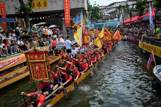 Competitors take part in dragon boat drifting races in a six-meter wide canal during the dragon boat festival in Foshan, in southern China's Guangdong province on June 22, 2023. (Photo by Jade Gao/AFP Photo)