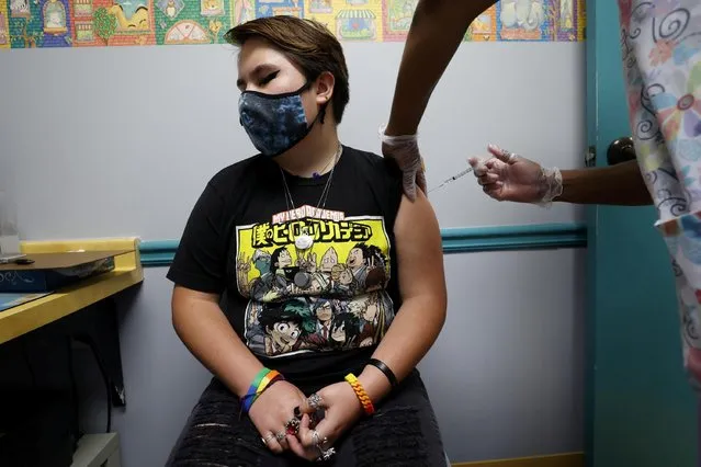 Grace Peterson, 14, is inoculated with Pfizer's coronavirus vaccine after Georgia authorized the vaccine for ages over 12 years, at Dekalb Pediatric Center in Decatur, Georgia, May 11, 2021. (Photo by Chris Aluka Berry/Reuters)