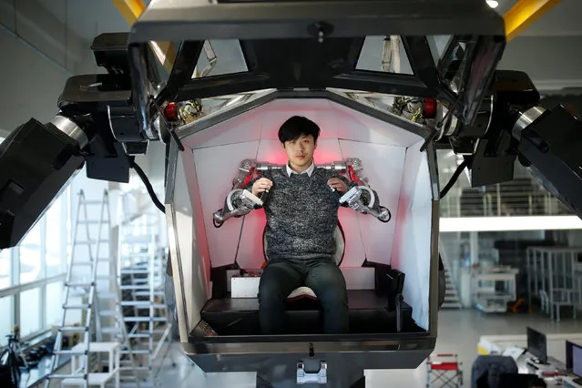 An employee sits inside the control room of a manned biped walking robot “METHOD-2” during a demonstration in Gunpo, South Korea, December 27, 2016. (Photo by Kim Hong-Ji/Reuters)
