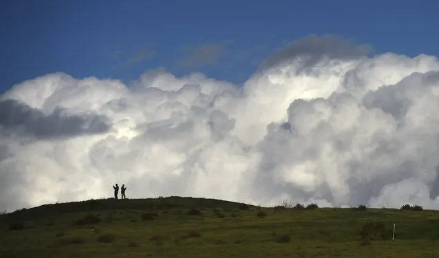 Clouds gather as walkers pause atop a ridge in Mountain View, California January 7, 2016. (Photo by Noah Berger/Reuters)