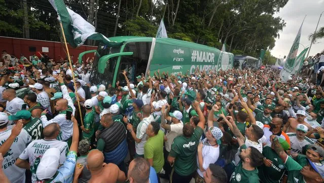 Supporters of Palmeiras surround a bus transporting its players from the club's training centre to the airport, where they will fly to Abu Dhabi to play in the FIFA Club World Cup, in Sao Paulo, Brazil, on February 2, 2022. (Photo by Nelson Almeida/AFP Photo)