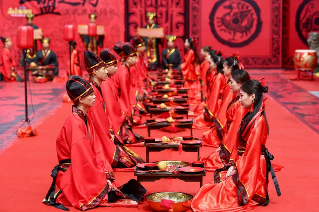 Couples attend a group wedding ceremony in traditional Han Dynasty style as they celebrate Qixi festival, or Chinese Valentine's Day, in Hengyang, Hunan province, China August 28, 2017. (Photo by Reuters/China Stringer Network)
