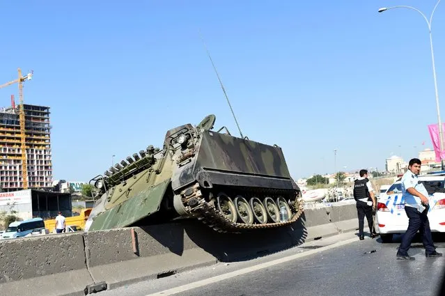 This picture taken on July 16, 2016 shows a tank stucks on a median strip as Turkish police officers walk around it after they took over a military position at the Anatolian side at Uskudar in Istanbul on July 16, 2016. (Photo by Bulent Kilic/AFP Photo)