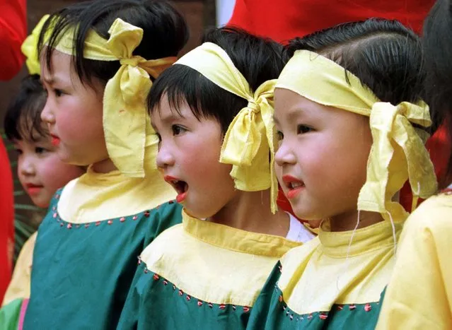 Young Vietnamese children are dressed up and ready to perform for parents and local officials on the first day of the school year at the private Minh Hai Nursery School in Hanoi on August 28, 1997. Vietnam announced this week that it would open up the education sector to private management and funding, including foreign investment. (Photo by AFP Photo/Stringer)