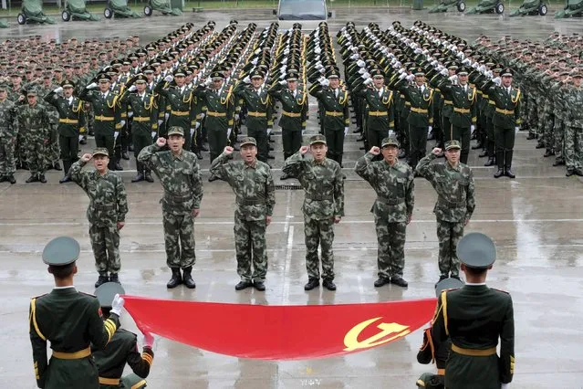 Paramilitary policemen and members of a gun salute team shout slogans at an oath-taking ceremony for the upcoming military parade to mark the 70th anniversary of the end of the World War Two, at a military base in Beijing, China, September 1, 2015. (Photo by Reuters/Stringer)