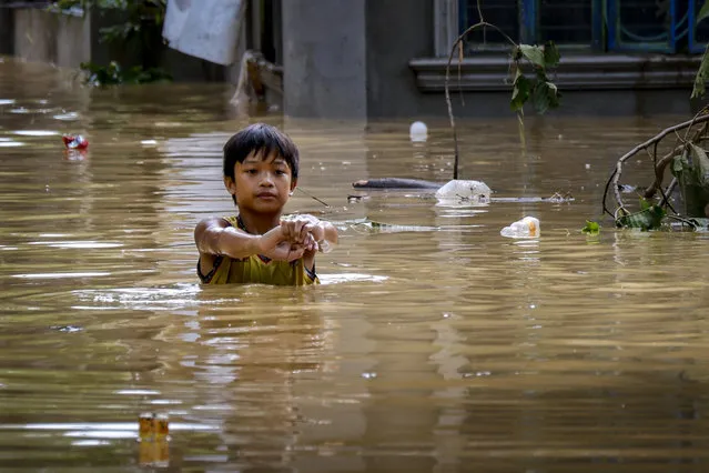 A child wades through floodwater brought about by Super Typhoon Noru on September 26, 2022 in San Miguel, Bulacan province, Philippines. Super Typhoon Noru made landfall in the Philippines overnight, causing widespread flooding and leaving at least five dead. High winds and heavy rains have flattened villages and have increased the threat of landslides. (Photo by Ezra Acayan/Getty Images)