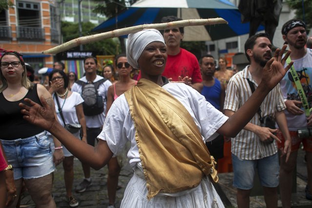 A reveler dances during a pre-carnival “Piratas do Axe” street party, in Rio de Janeiro, Brazil, Sunday, January 28, 2024. (Photo by Bruna Prado/AP Photo)