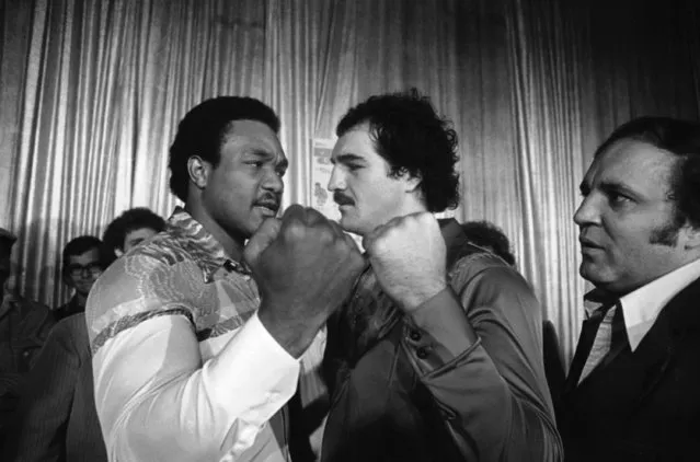 Former heavyweight champion George Foreman (l) faces Dino Dennis following a press conference at Hollywood, Florida on October 12, 1976 where the two boxers met with the press and each other. Dennis, a 215-1b heavyweight from Trieste, Italy, with a 28-0 record, will meet Foreman who comes into the ring with a 43-1 record in the Hollywood, Florida Sportatorium. (Photo by AP Photo/PKS)