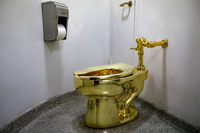 Maurizio Cattelan's “America”, a fully functional solid gold toilet, is seen at The Guggenheim Museum in New York City, August 30, 2017. (Photo by Brendan McDermid/Reuters)